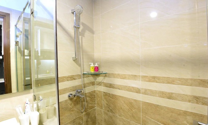 Bach Dang Riverside Apartment | Luxury for long-term stay in Saigon Royal, free Pool-Gym, rooftop BBQ, Netflix