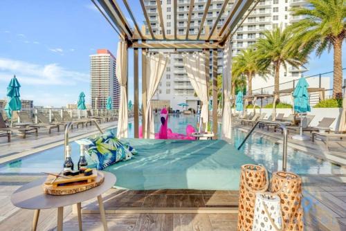Hollywood South Central Beach Apartment | Luxury - Front Intercostal View - Free Valet Parking