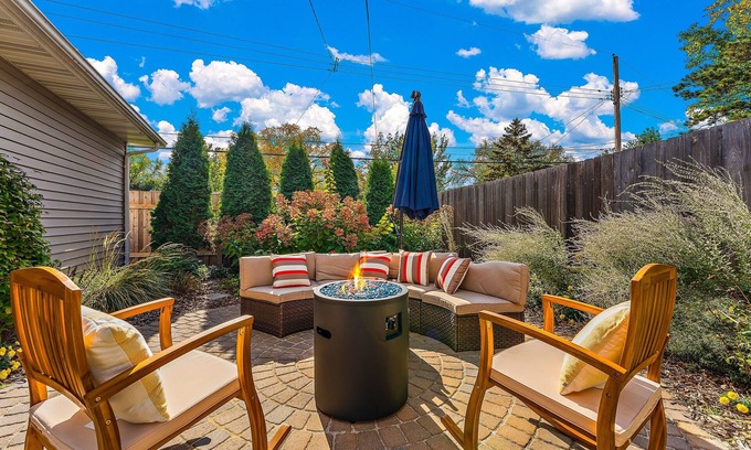 Nokomis House | Luxury & fun getaway, sleeps10 near MOA Parks Lake