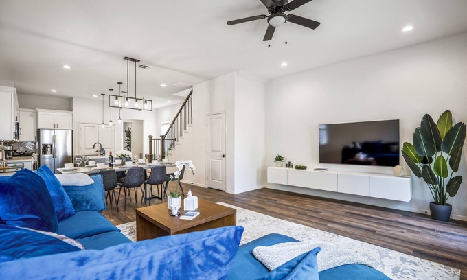Northside House | Luxury Gated 4bd 3fullbaths Home 5 TVs King 7min -> Downtown