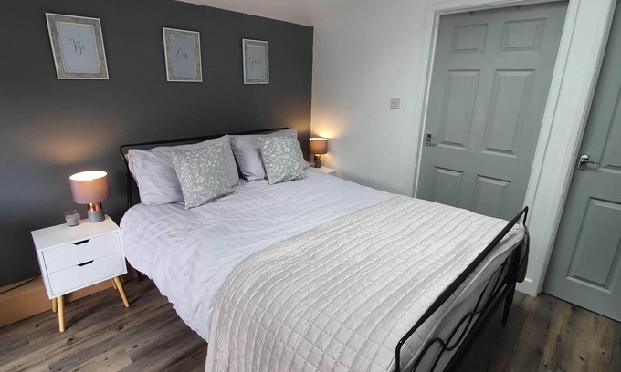 Cutnall Green Apartment | Luxury Retreat with private Hot tub at Broad House Farm Worcestershire