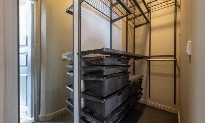 Kallio Apartment | Luxury Getaway - One-Bedroom Suite w Fireplace