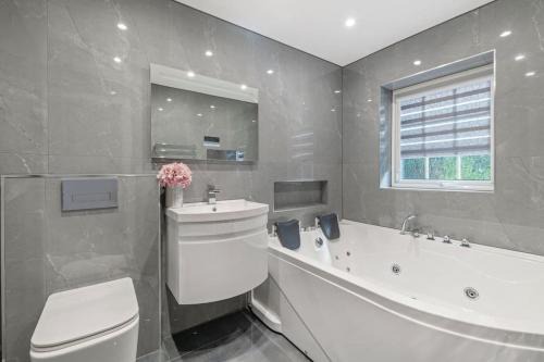 Bramcote Villa | Luxury Getaway with Jacuzzi Bath, Four Bedrooms and Sofa Beds
