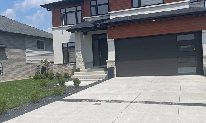 Windsor House | Luxury getaway with pool and hot tub - family retreat