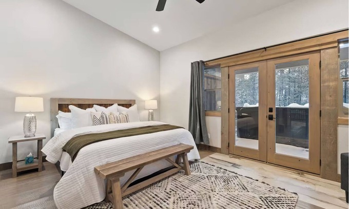 Coram Condo | Luxury GNP Gem-Sleeps 11-Hot Tub-Scenic Retreat Near Glacier Park- 7 mi to GNP