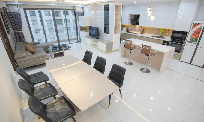 Bach Dang Riverside Apartment | Luxury Gold Apartment 86 -Rooftop Pool Central City