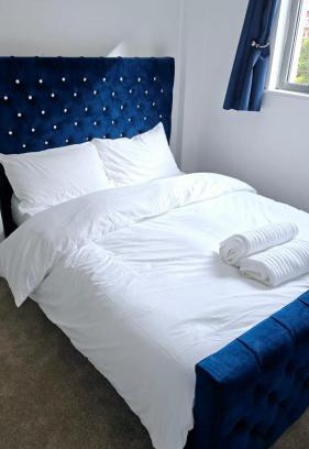 The Westside Apartment | Luxury Green 1 Bed City Centre Apartment close to Mailbox,Bullring, Broad Street for Leisure and Families