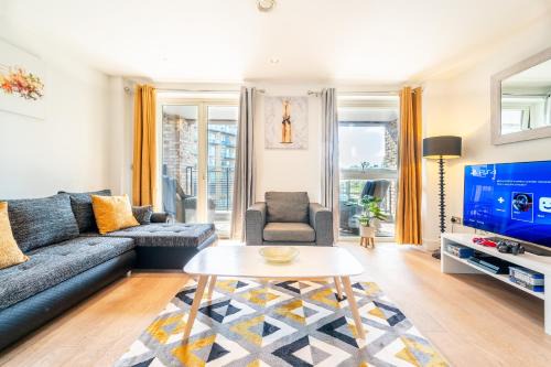 Greenwich West Apartment | Luxury Greenwich 2Bed 2Bath Apt - Sleep 6 Guest- 1 min from station - close to Greenwich Maritime- Playstation provided