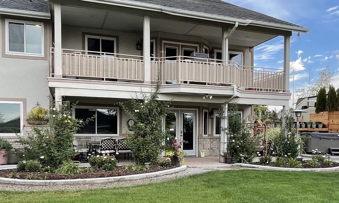 South Jordan House | Luxury Guest Duplex - 3 Minutes from Freeway and Close to Everything Else!
