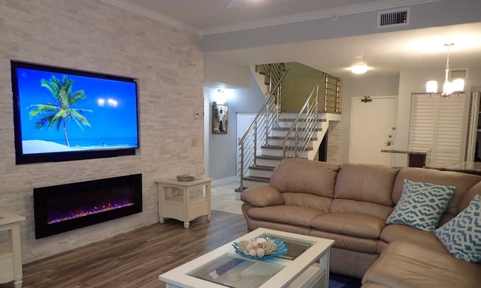 Redington Shores Condo | Luxury Gulf Condo 3BR 3BA w/Penthouse Jacuzzi! Gulf & Intercoastal views!