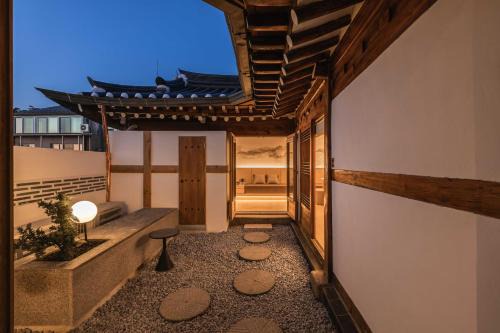 Gahoe-dong Apartment | Luxury Hanok Moonlight Hill