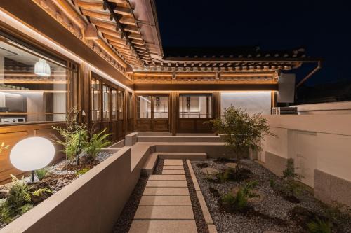 Sajik-dong Apartment | Luxury Hanok Retreat Dohyun