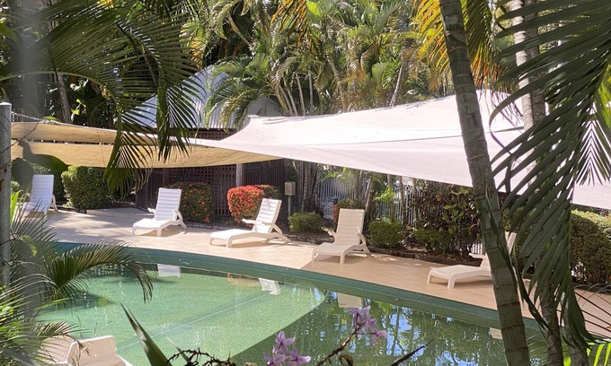 Palm Cove Apartment | Luxury Haven, Pool, Internet, HDTV, Gym