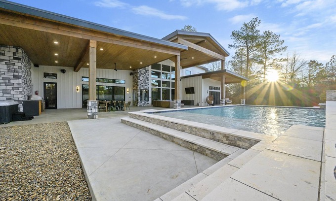 Hochatown Cabin | Luxury-Heated POOL-Hot Tub-Fire Pit-Sleeps 24-Mojito Moon