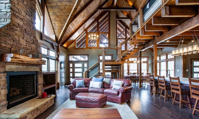 Gatlinburg - Pigeon Forge House | Luxury Hickory Homestead - HotTub, WCAccessible