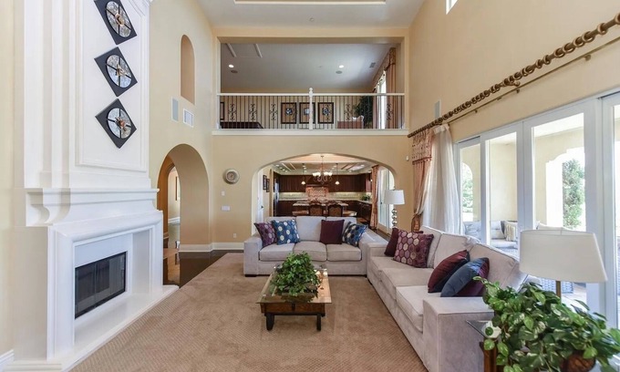 Santa Ana Heights House | Luxury Hillside Escapenn