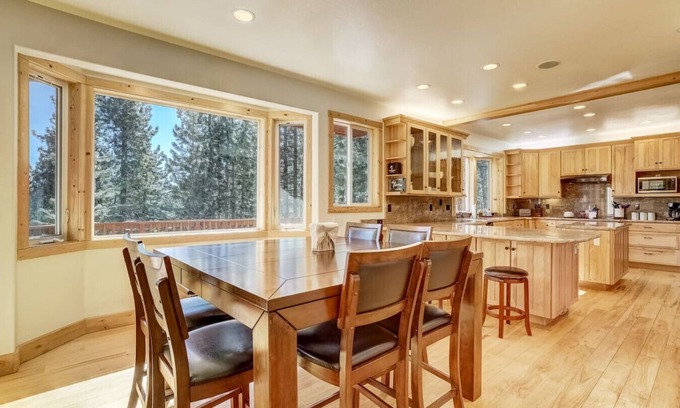 Round Hill Village House | Luxury Home | Chef's Kitchen & Hot Tub | Sleeps 10