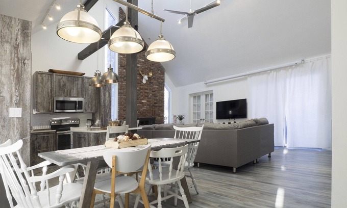 East Stroudsburg House | Luxury home, close to 2 ski resorts, 3 water parks, casino, outlets, high-tech.