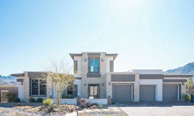 Paradise Hills House | Luxury home close to everything