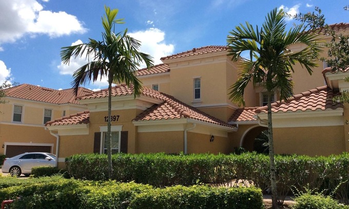 The Plantation Somerset Condo | Luxury home in gated community 3 miles away from the Ft Myers airport (RSW).