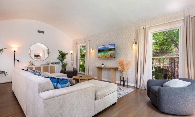The Flats House | Luxury Home in WEHO 5BD with Private Jacuzzi - Sleep 16
