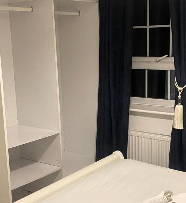 Cusop House | Luxury Home -Private Rooms- 3 mins from Alexandra Hospital, Redditch