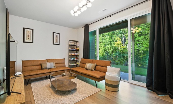 Northwest Raleigh House | Luxury Home - Sleeps 12 - Lenovo Center, RDU, Downtown, UNC Rex