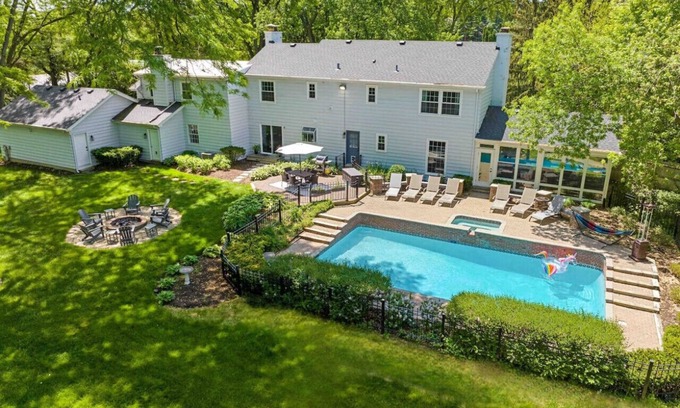 Fox Valley Apartment | Luxury Home w/4Kings, Firepit