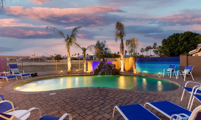 Phoenix House | Luxury home w/Heated Pool & Hot Tub | Pool Table | King Beds | Fire Pit & Grill