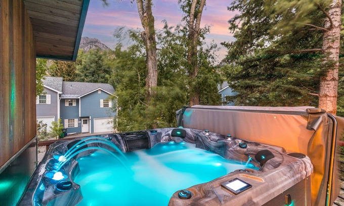 Ouray House | Luxury Home | Walk to Town & Box Canyon Falls | Hot Tub | Fire Pit | E-Bikes