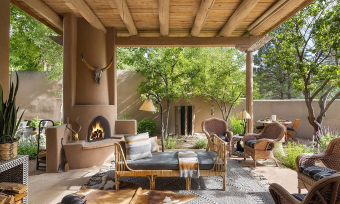Historic Eastside House | Luxury | Hot Tub | Walk to Canyon Rd | Scenic Santa Fe River | Two Masters