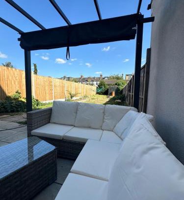 Valentines Apartment | Luxury House in Ilford 21 minute Train journey from Central London