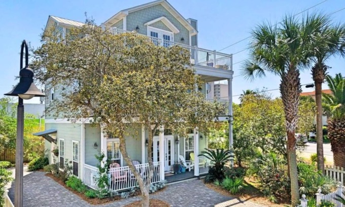 Gulf Mist House | Luxury house on 30A . 5 bd 4ba pool, sleeps 18, on the beach & walk to Seaside