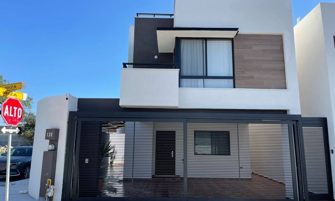 Apodaca House | Luxury House with pool 10 minutes from the Airport