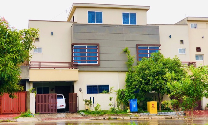 Bahria Town House | Luxury house with 4 bedrooms and free parking