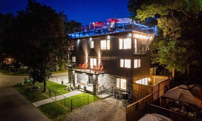 Grand Bend Ski Chalet | Luxury house with Hot Tub/Games room/Firepit,7 Beds/Rooftop/BBQ