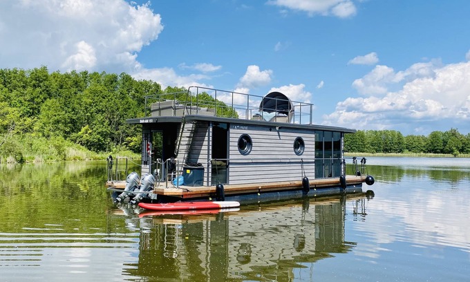 Oberhavel Boat Rental | Luxury houseboat with many extras included