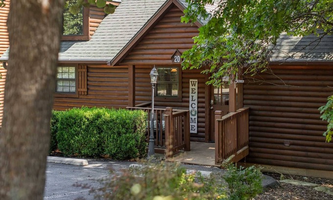 Branson Cabin | Luxury in the Ozarks-Four Master Bedroom Suites, Sleeps 14, Lots of Space for the Whole Family!-20