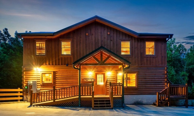 Gatlinburg - Pigeon Forge Cabin | Luxury Indoor Pool cabin - Last Min October Deals