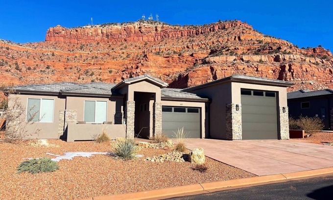 Kanab House | Luxury Kanab Home | Red Rock Views | Near Zion
