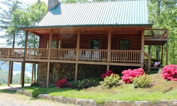 Hiwassee Cabin | Luxury Lake Cabin by New River Trail w/Dock/Canoes/Steam Room/Fireplaces.