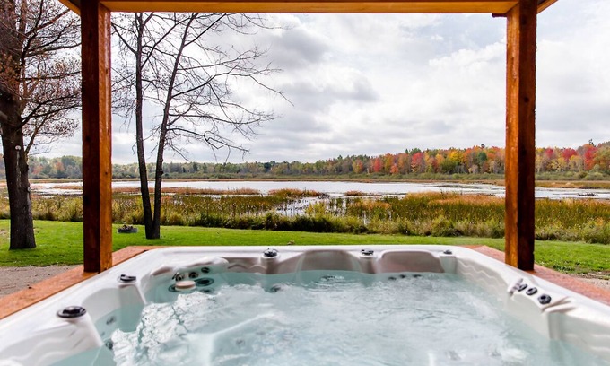 Paris Cottage | Luxury Lake Cottage at Meemo's Farm