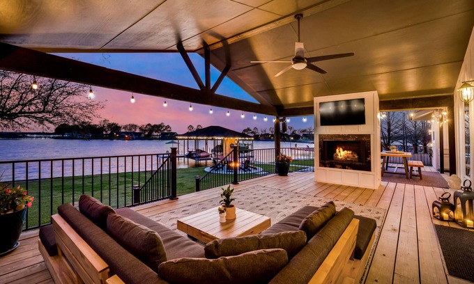 Cedar Creek Reservoir House | Luxury Lake Front House with Community Pool *GOLF CART FOR RENT*