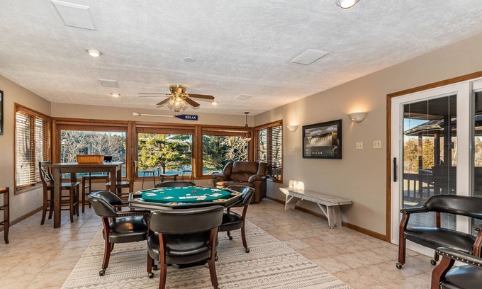 Eureka Springs House | LUXURY LAKE FRONT HOME-7.9 MILES EUREKA SPRINGS