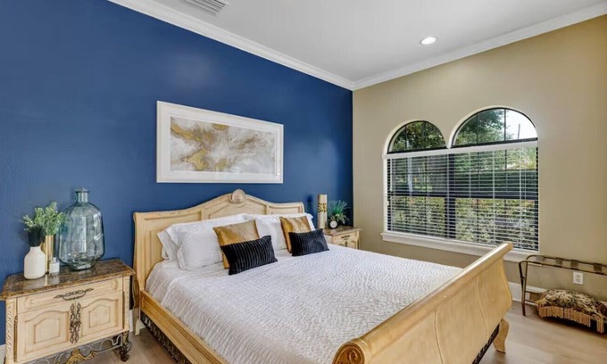 College Park Apartment | Luxury Lake Front Orlando Oasis in College Park!