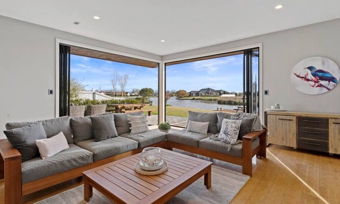 Huntingdon House | Luxury Lake Hood Holiday Home