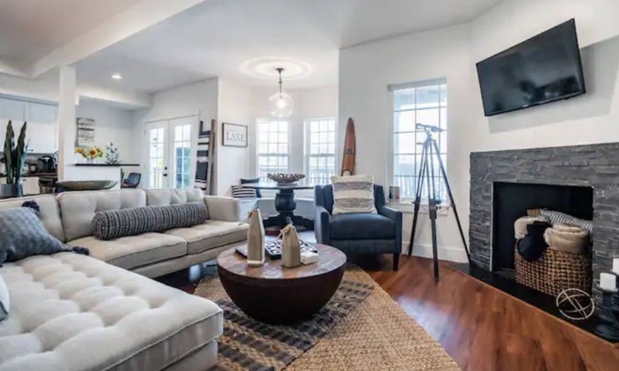Lakewood Apartment | Luxury Lake Louise Retreat w/ Lakeside Kitchen and Spa