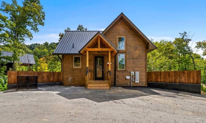 Sevierville Cabin | Luxury Lakefront Cabin/Hot tub/Lake Access