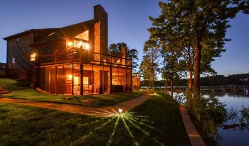 Lampe House | Luxury Lakefront Chalet Resort 2 Pools FREE Amenities Dock MiniGolf Waterslide
