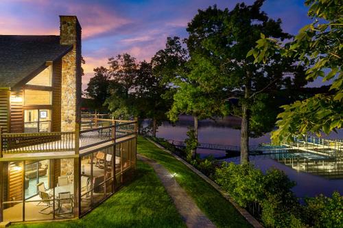 Lampe Ski Chalet | Luxury Lakefront Chalet Resort 2 Pools FREE Amenities Dock MiniGolf Waterslide